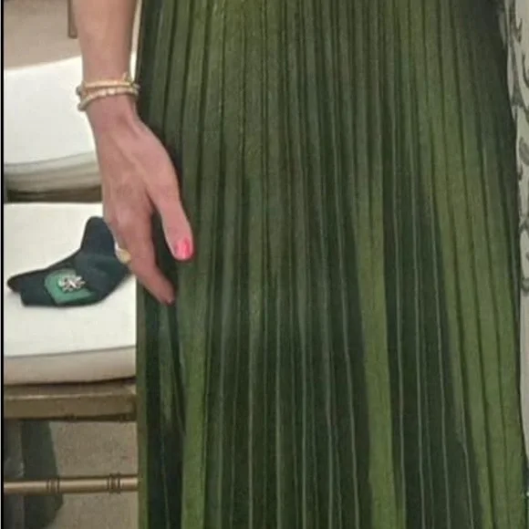 One-Shoulder Green Maxi Dress - Picture 2 of 4